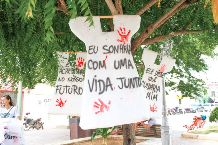 Vestidos que provocam reflexão: exposição itinerante sensibiliza público na Praça Dom Malan em Petrolina