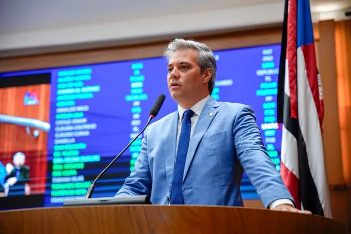 Deputado Neto Evangelista durante discurso na tribuna, na manhã desta quinta-feira (12)