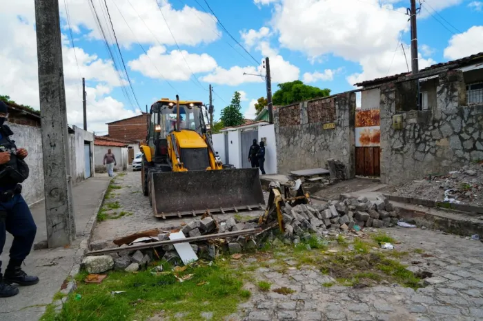 Operação Barricada Zero remove obstáculos das ruas e prende três suspeitos, em João Pessoa
