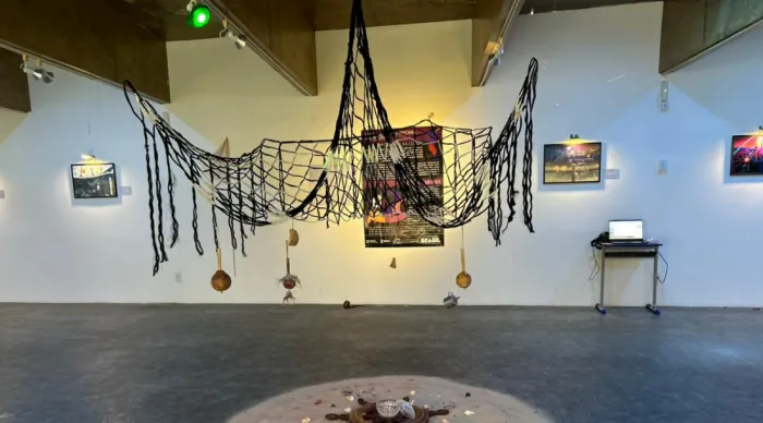 Nas obras, o ambiente urbano surge como um território simbólico onde o sobrenatural pode emergir no cotidiano / Fotos: Ascom Funcap