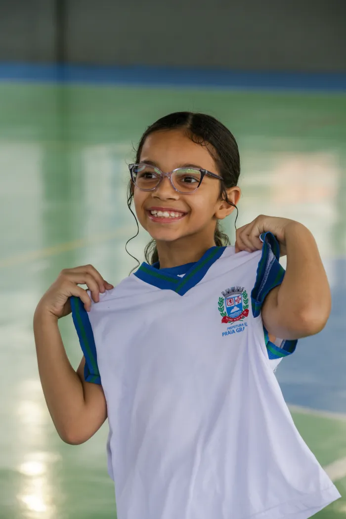 PG beneficia milhares de alunos com kits de uniforme e material escolar