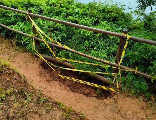 Área da Trilha do Mirante Maresias–Paúba passa por avaliação técnica após cedimento de solo