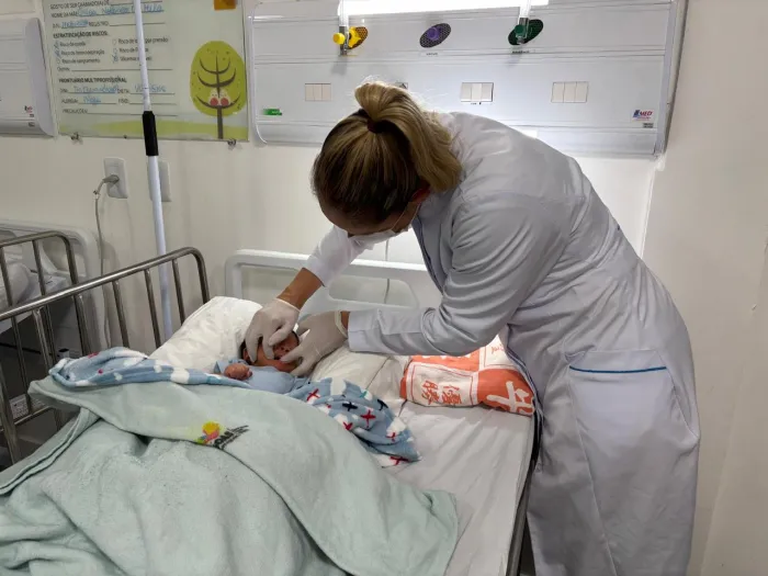 A odontopediatra Adriana Seabra faz avaliação em bebê internado no Hospital da Criança de Alagoas - Nataly Lopes