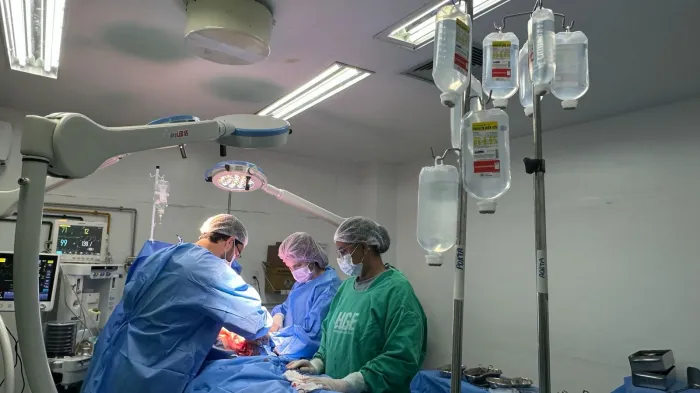 Trabalho mobilizou equipe multidisciplinar no centro cirúrgico do hospital - Beatriz Castro/ Ascom HGE