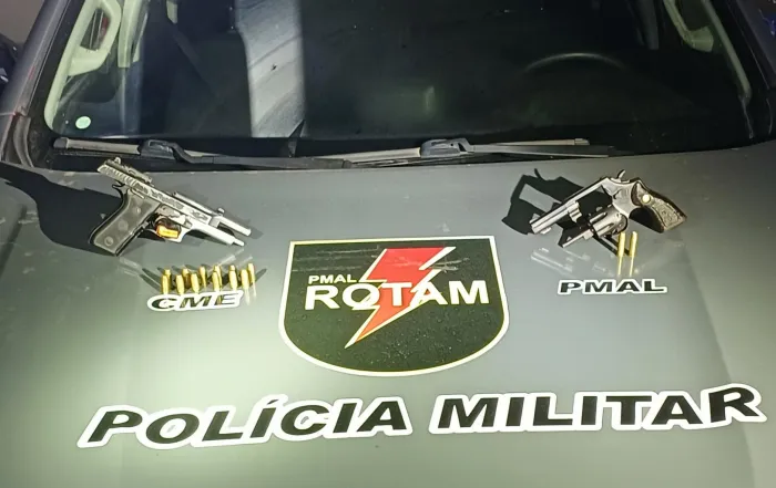 No interior do veículo, os policiais encontraram um revólver calibre .38 e uma pistola calibre .40 - Ascom PMAL