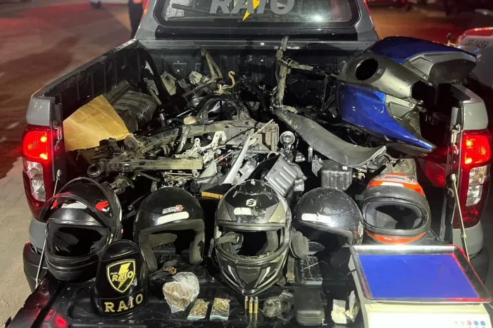 No local, foram encontrados três chassis de motocicletas com queixa de roubo, carenagens e capacetes - Ascom PMAL