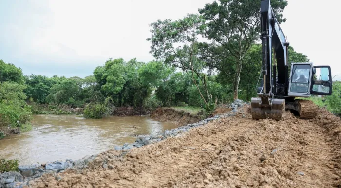 Governo de SP realiza obra para ampliar segurança contra enchentes em Guaratinguetá