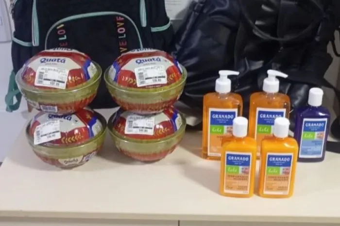 Entre os itens recuperados estavam gêneros alimentícios, como queijos, e diversos materiais de higiene pessoal - Ascom Ronda no Bairro