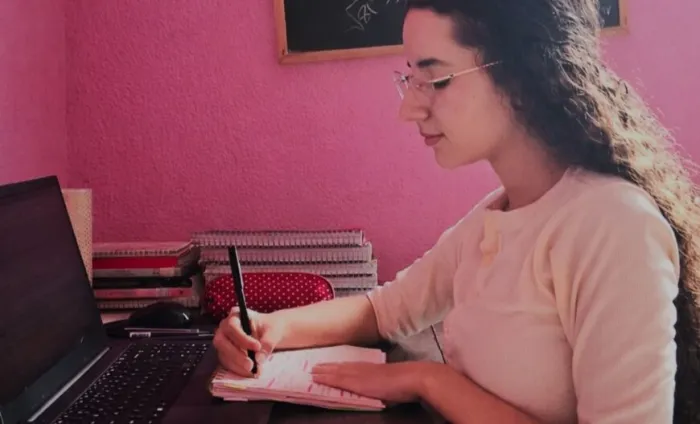 A estudante destacou que o acesso ao ensino por meio da Mediação Tecnológica foi fundamental na sua preparação para o Exame Nacional do Ensino Médio (Enem)