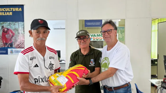 Secretaria Municipal de Desenvolvimento Rural segue com a entrega de sementes de milho a pequenos agricultores