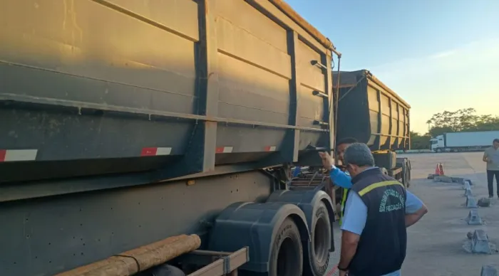 Operação da Sefaz identifica caminhões bitrem transportando milho sem documentação fiscal