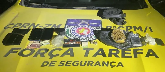 Na ação, foram apreendidas drogas, uma balança de precisão, sacolas utilizadas para embalagem da droga e dinheiro - Ascom SSP/AL