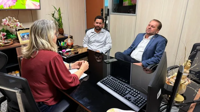  Parlamentar em reunião (Foto: Eli Batista | Assessoria parlamentar)