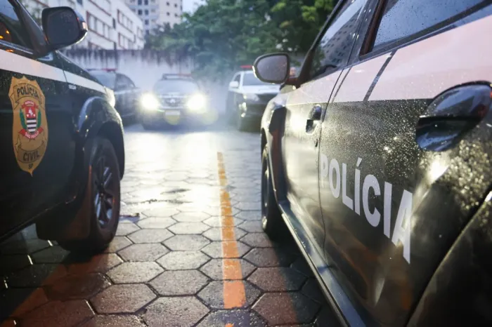 Policial civil auxilia gestante em trabalho de parto em estacionamento de delegacia em São Paulo