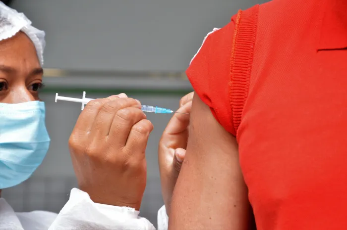 Para reduzir os riscos do desenvolvimento da Covid Longa, a população deve manter medidas sanitárias e manter o esquema vacinal atualizado contra a Covid-19 - Carla Cleto / Ascom Sesau