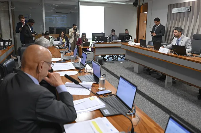 A reunião da CI, com o senador Esperidião Amin (PP-SC), relator, em primeiro plano - Foto: Saulo Cruz/Agência Senado