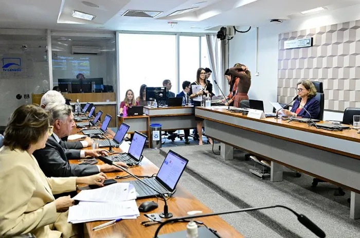 CE aprova consolidação de regras para regime escolar especial