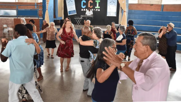 CCI retoma bailes e reúne 170 idosos em tarde de música e convivência