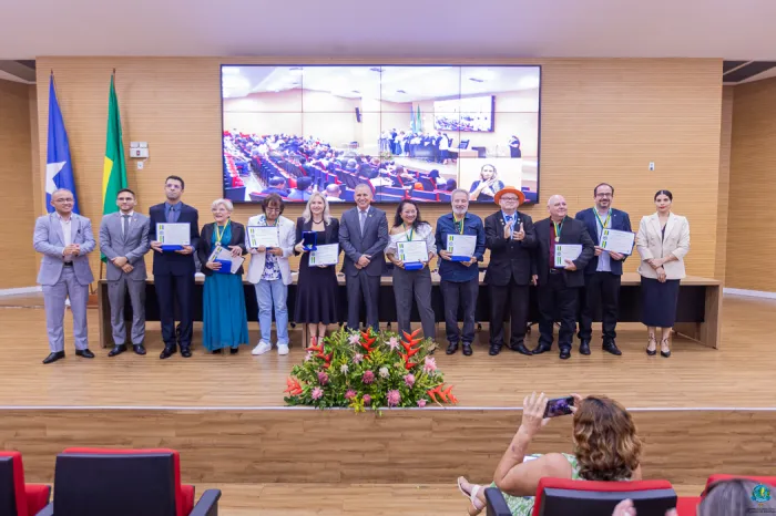  Profissionais foram homenageados pelo deputado estadual Ezequiel Neiva (Foto: Thyago Lorentz I Secom ALE/RO)