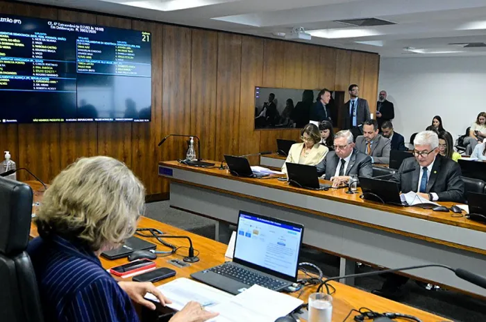 Turismo cívico poderá valer como atividade letiva complementar, aprova CE