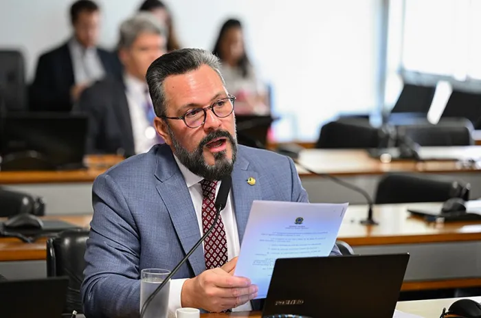 O senador Alan Rick ao fazer a leitura de seu relatório - Foto: Edilson Rodrigues/Agência Senado