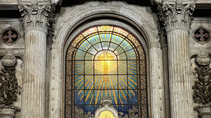 Prefeitura anuncia parceria para recuperação de vitrais da Candelária