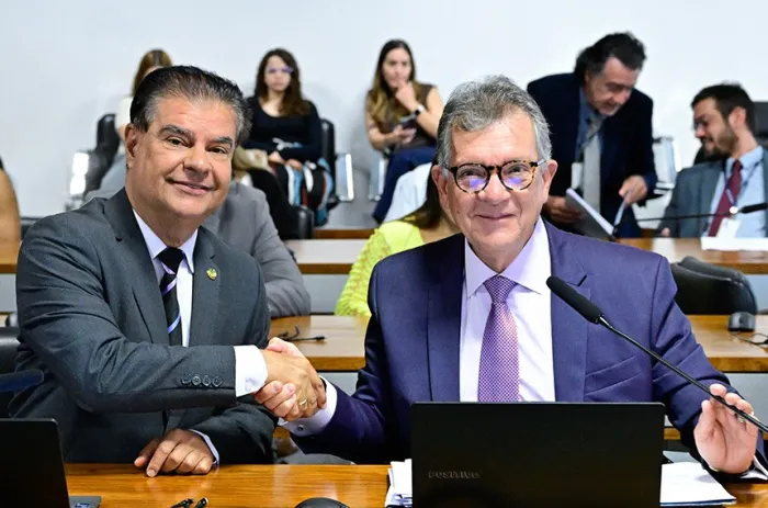 Na Comissão de Educação, o relator Nelsinho Trad cumprimenta o autor do projeto, Laércio Oliveira - Foto: Geraldo Magela/Agência Senado