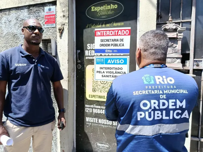 Seop e IVISA-Rio interditam fábrica clandestina de espetinhos de churrasco no Andaraí