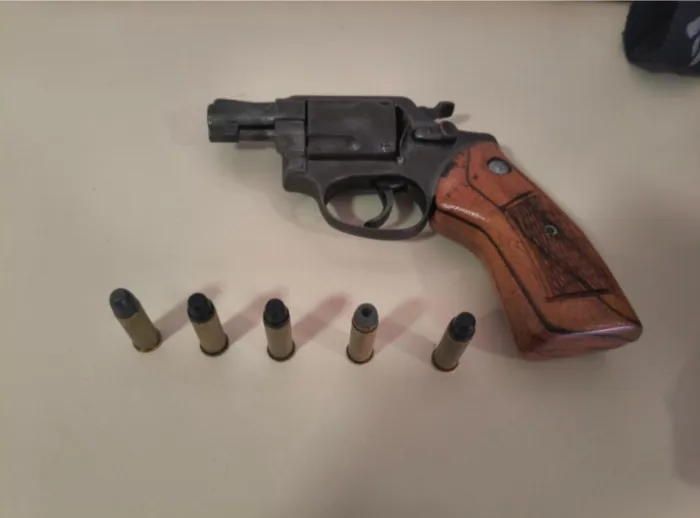 Militares encontraram suspeito um revólver 38 e cinco munições intactas - Ascom PMAL