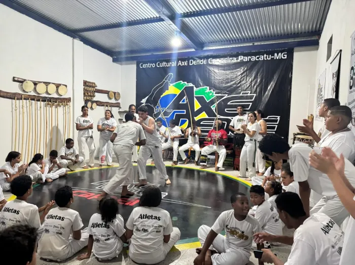 Associação Cultural Axé Dendê planta árvores em Paracatu-MG