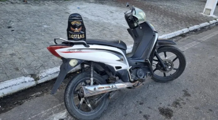 No Clima Bom, equipe do BPTran flagrou uma motocicleta parada de forma irregular e sem a placa de identificação - 