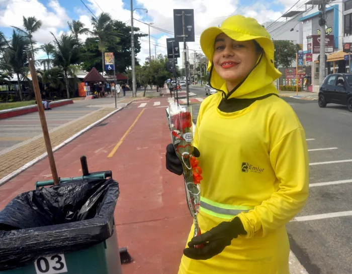 Emlur homenageia agentes de limpeza com entrega de rosas durante o trabalho