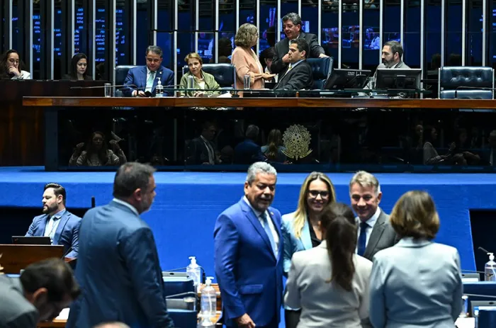 O projeto obriga plataformas a combater esses discursos, acaba com a monetização de conteúdos misóginos, prevê rastreabilidade em aplicativos de mensagens e um 