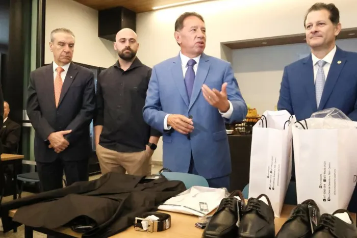 Mesa Diretora da ALEMS entrega uniforme aos servidores da Casa de Leis