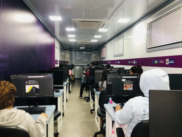 Escola Móvel de Informática do Idep se constitui num espaço moderno com avançada tecnologia que capacita o aluno  para a nova era digital