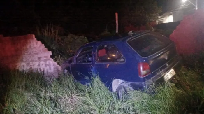 Militares constataram que o condutor de um veículo Volkswagen Gol havia colidido contra a estrutura - Ascom PMAL