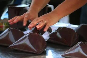 Orientações sanitárias ajudam a preservar a tradição do açaí e garantir alimento seguro à população