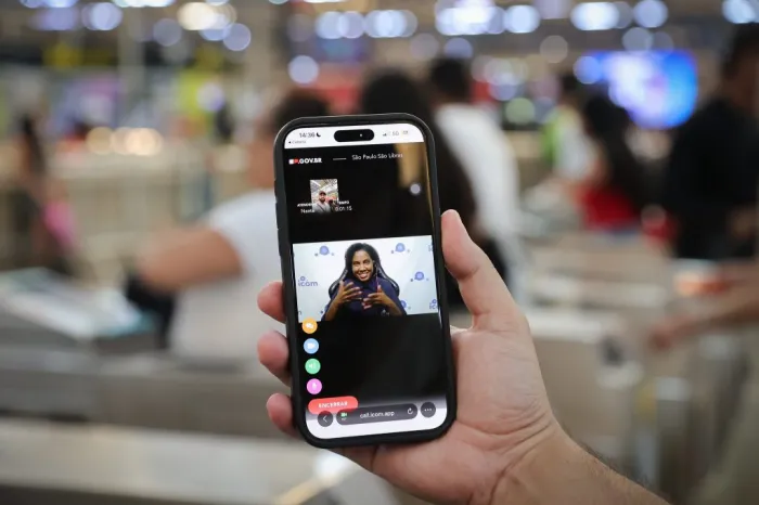 Intérprete do Governo de SP fará a mediação da comunicação entre o passageiro e o funcionário do Metrô, traduzindo a conversa entre Libras e português em tempo real. Foto: Pablo Jacob/Governo de SP