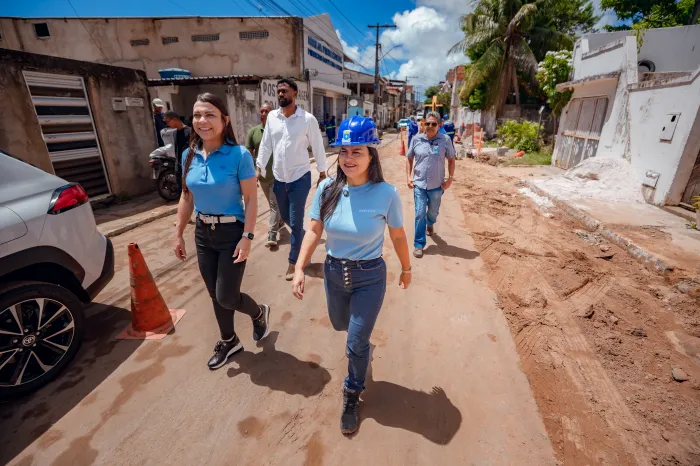 Prefeita Débora Regis fiscaliza obras de microdrenagem no Santa Bárbara, em Itinga