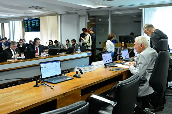Projeto foi aprovado pela Comissão de Constituição e Justiça nesta quarta com apoio do relator, senador Veneziano - Foto: Geraldo Magela/Agência Senado