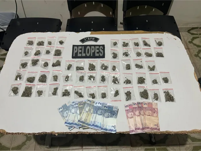 Bolsa contendo 56 bombinhas de maconha e dinheiro em espécie foi apreendida - Ascom PMAL