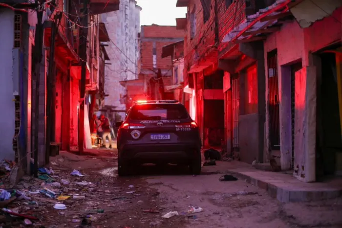 Foram apreendidos cerca de 50 quilos de drogas, 12 armas ilegais, R$ 6,2 mil em espécie e 21 celulares. Foto: Governo de São Paulo/Divulgação