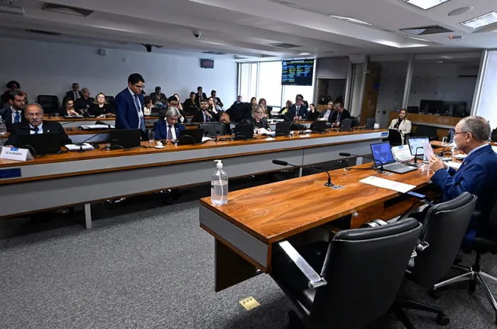 Projeto foi retirado de pauta para que a comissão faça audiência de discussão técnica sobre implicações da medida - Foto: Carlos Moura/Agência Senado