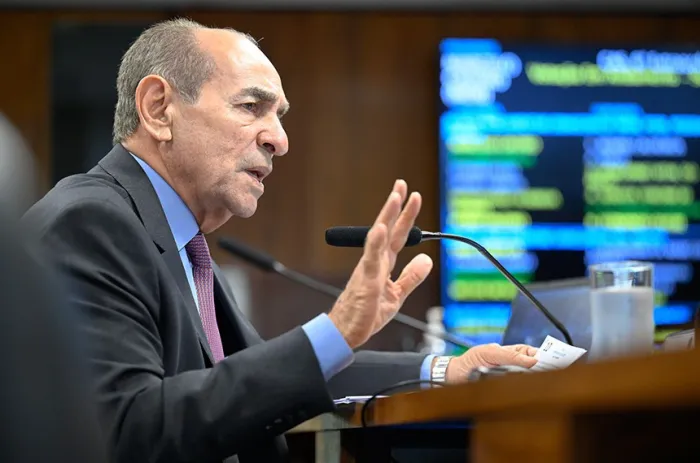 Marcelo Castro lembra que entre as jovens mais vulneráveis o risco de evasão escolar é mais acentuado - Foto: Andressa Anholete/Agência Senado