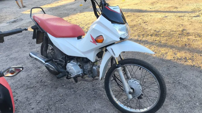 Polícia Militar prende quatro indivíduos e recupera motocicleta em Arapiraca