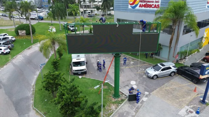 Seop retira painel de publicidade que funcionava sem autorização na Barra da Tijuca