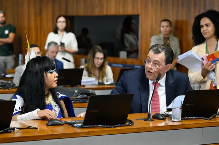 A deputada federal Célia Xakriabá, autora do projeto, e o senador Eduardo Braga, relator da matéria, durante a votação na CDH - Foto: Andressa Anholete/Agência Senado