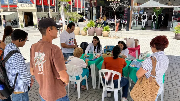 Secretaria Municipal de Saúde realiza ação de prevenção à tuberculose na Praça Nove de Novembro