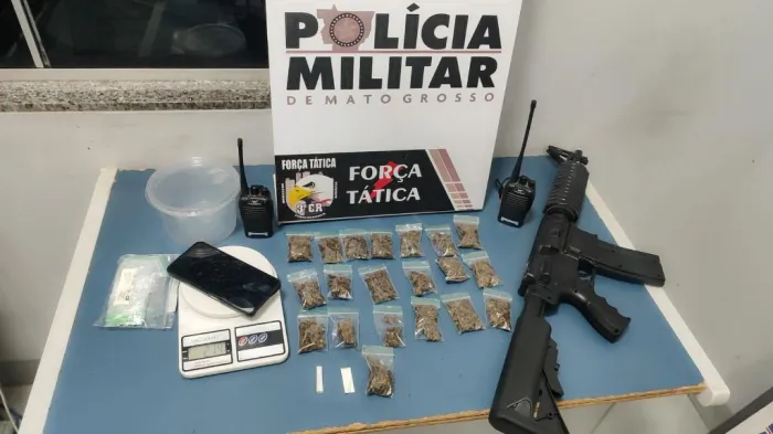 Força Tática prende homem com porções de drogas e simulacro de fuzil em Sinop