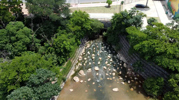 Esgoto exposto no rio - próximo ao Porto de CuiabáFoto: ALEXANDRE ALVES ALONSO